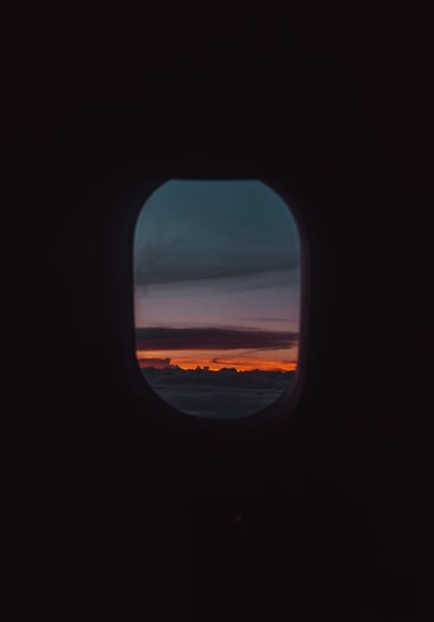 飞机窗户的轮廓
